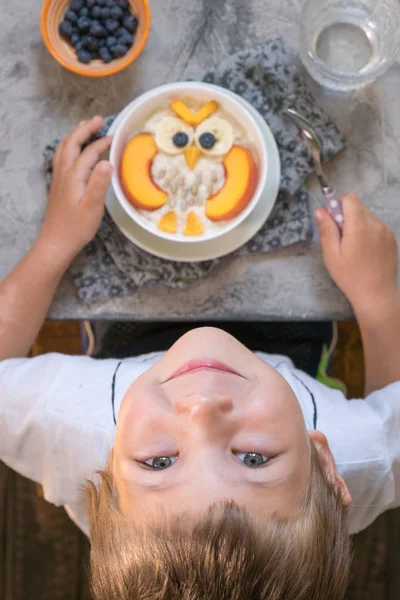 아이들은 과일로 아침 식사를 하는 오트밀 죽 — 스톡 사진