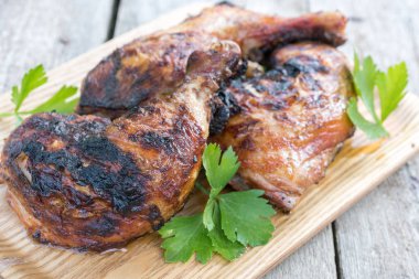 kızarmış tavuk budu kekik ile