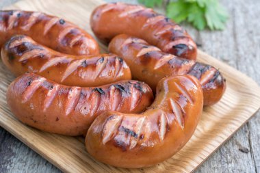 Bir ahşap tahta üzerinde ızgara sosis