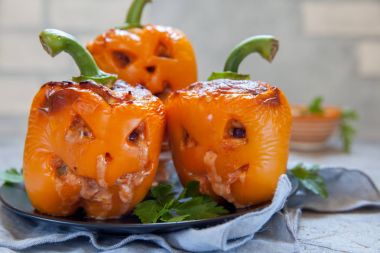 Cadılar Bayramı için komik doldurulmuş biber