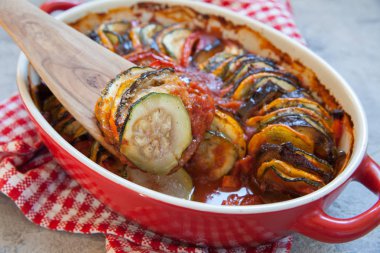 Ratatouille - geleneksel Fransız Provenkal sebze yemeği fırında pişirildi.