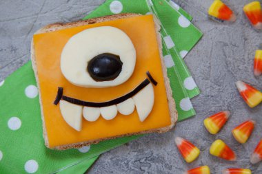 Çocuklar öğle yemeği bir tablo için komik sandviç