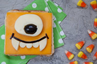 Çocuklar öğle yemeği bir tablo için komik sandviç