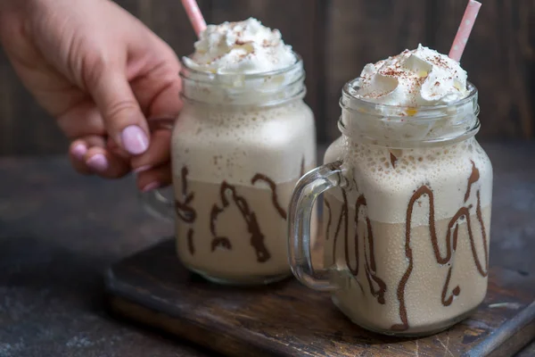 Frappuccino de frappe de bebida de café frío con crema batida y pajitas — Foto de Stock