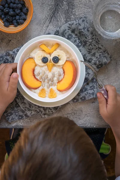 Kids breakfast oatmeal porridge with fruit — Stock Photo, Image