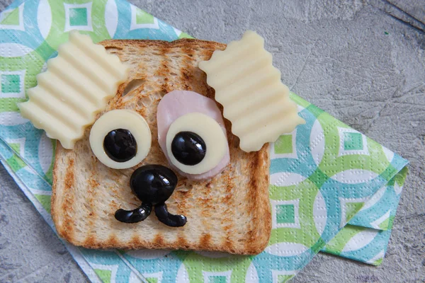 Lustiges Sandwich für das Mittagessen auf dem Tisch — Stockfoto