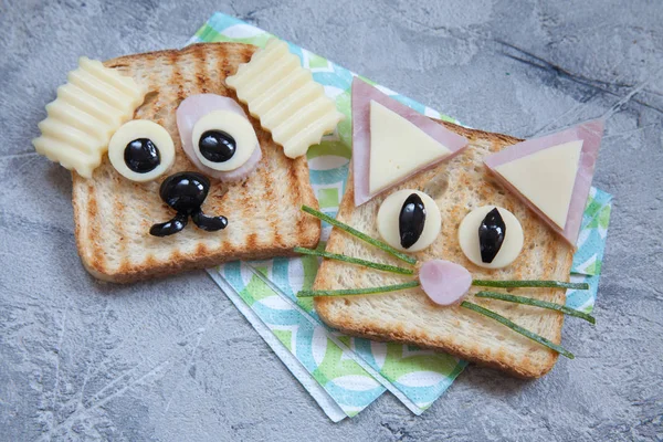 Grappige sandwich voor kinderen lunch op een tafel — Stockfoto