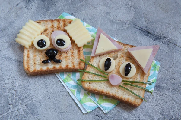 Rolig smörgås för barnen lunch på ett bord — Stockfoto