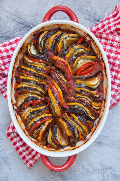 Ratatouille - tradiční francouzské provensálské zeleninové pokrmy vařené v troubě. — Stock fotografie