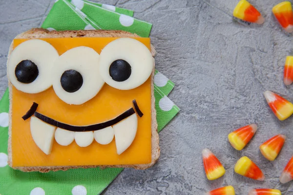 Çocuklar öğle yemeği bir tablo için komik sandviç