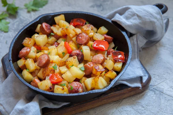 Fried potatoes with pepper and sausages — Stock Photo, Image