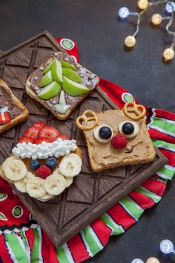 Komik Noel tost muz, çilek ve yaban mersini ile karşı karşıya.