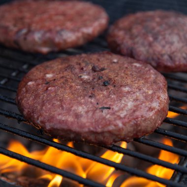 Yangın alev ızgara sığır eti veya domuz eti Barbekü Burger için hazırlanmış hamburger ızgara