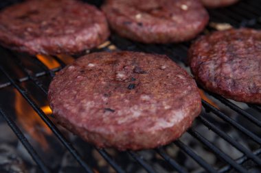 Yangın alev ızgara sığır eti veya domuz eti Barbekü Burger için hazırlanmış hamburger ızgara