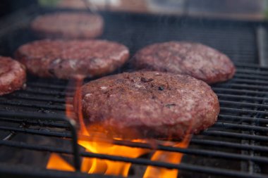 Yangın alev ızgara sığır eti veya domuz eti Barbekü Burger için hazırlanmış hamburger ızgara