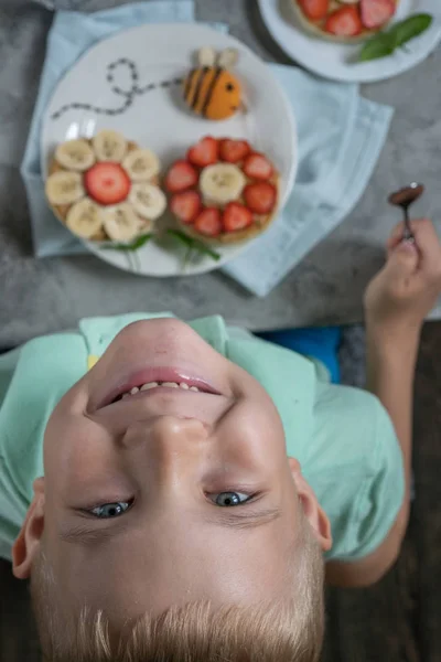 Bloemen pannenkoeken voor kinderen ontbijt — Stockfoto
