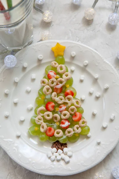 Uvas verdes árbol de Navidad - postre snack desayuno para niños —  Fotos de Stock