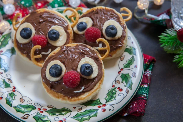 Noel eğlenceli çocuklar için gıda. Ren geyiği gözleme — Stok fotoğraf