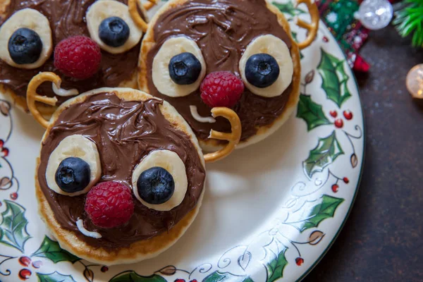 Noel eğlenceli çocuklar için gıda. Ren geyiği gözleme