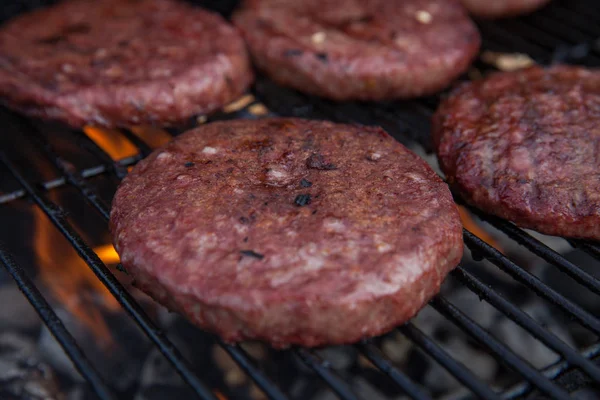 Hambúrgueres de churrasco de carne ou carne de porco para hambúrguer preparado grelhado em fogo grill chama — Fotografia de Stock