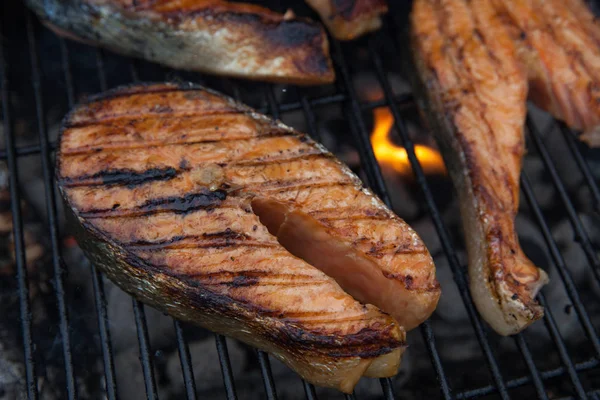 Steaks de poisson rouge saumon grillé sur le gril flamboyant — Photo