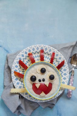 Çocuklar yulaf lapası meyve ile Kahvaltı