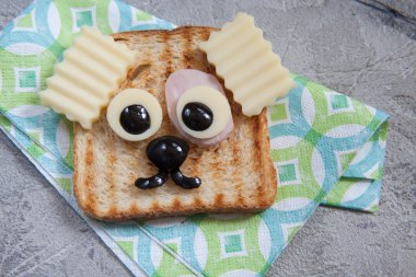 Çocuklar öğle yemeği bir tablo için komik sandviç