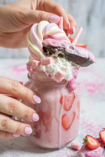 Freakshake de fresa rosa con dulces —  Fotos de Stock