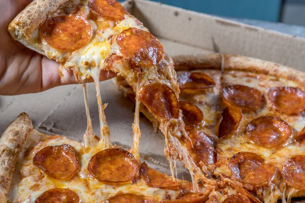 Salam koyu ahşap arka plan üstten görünüm üzerinde İtalyan biberli pizza. Geleneksel İtalyan yemekleri. — Stok fotoğraf