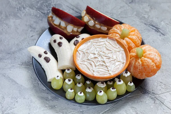 Fruit Halloween traktaties. Banaan spoken en Clementine oranje pompoenen, Apple Monster Mounts en spinnenweb — Stockfoto