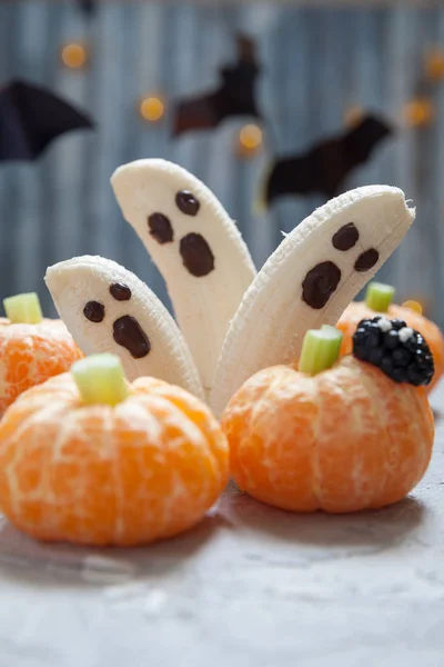 Fruit Halloween Treats. Banana Ghosts and Clementine Orange Pumpkins — Stock Photo, Image