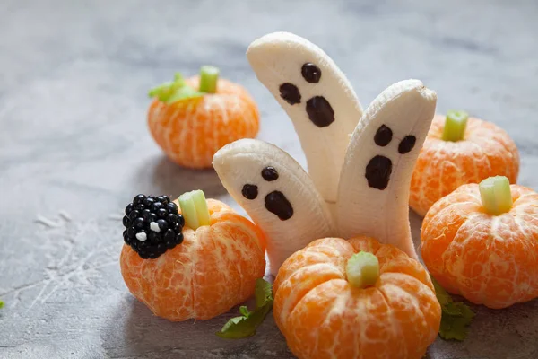 Sobremesa De Heloween: Grupo De Monstro Engraçados, De Fantasma, De Aranha  Feita Do Bolinho De Amêndoa Dos Biscoitos Com Crosta D Foto de Stock -  Imagem de feriado, doce: 126673770