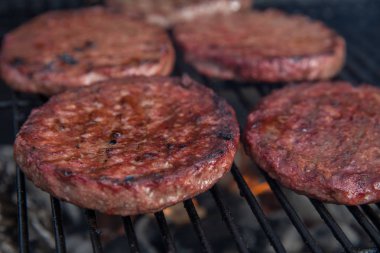 Alev ızgara sığır eti veya domuz eti Barbekü Burger için hazırlanmış hamburger ızgara