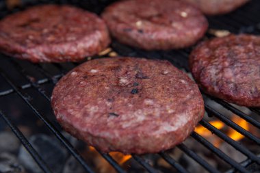 Alev ızgara sığır eti veya domuz eti Barbekü Burger için hazırlanmış hamburger ızgara