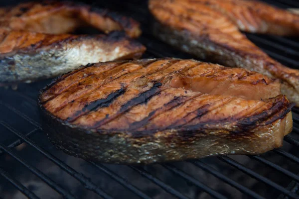 Steaks de poisson rouge saumon sur le gril flamboyant — Photo