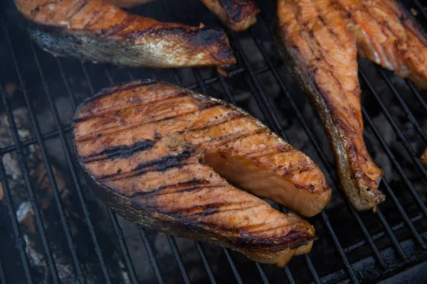 Biftek alevli ızgara somon kırmızı balık — Stok fotoğraf