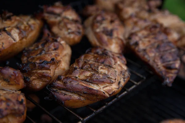 Gegrillte Hühnerbrust auf dem Grill — Stockfoto