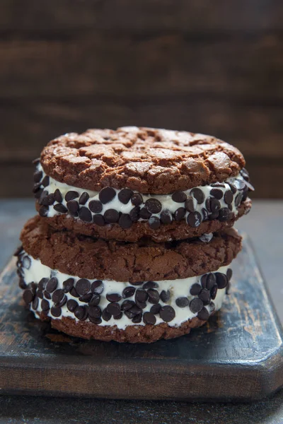 Hausgemachte Vanilleeis-Sandwiches mit Schokoladentropfen-Keksen — Stockfoto