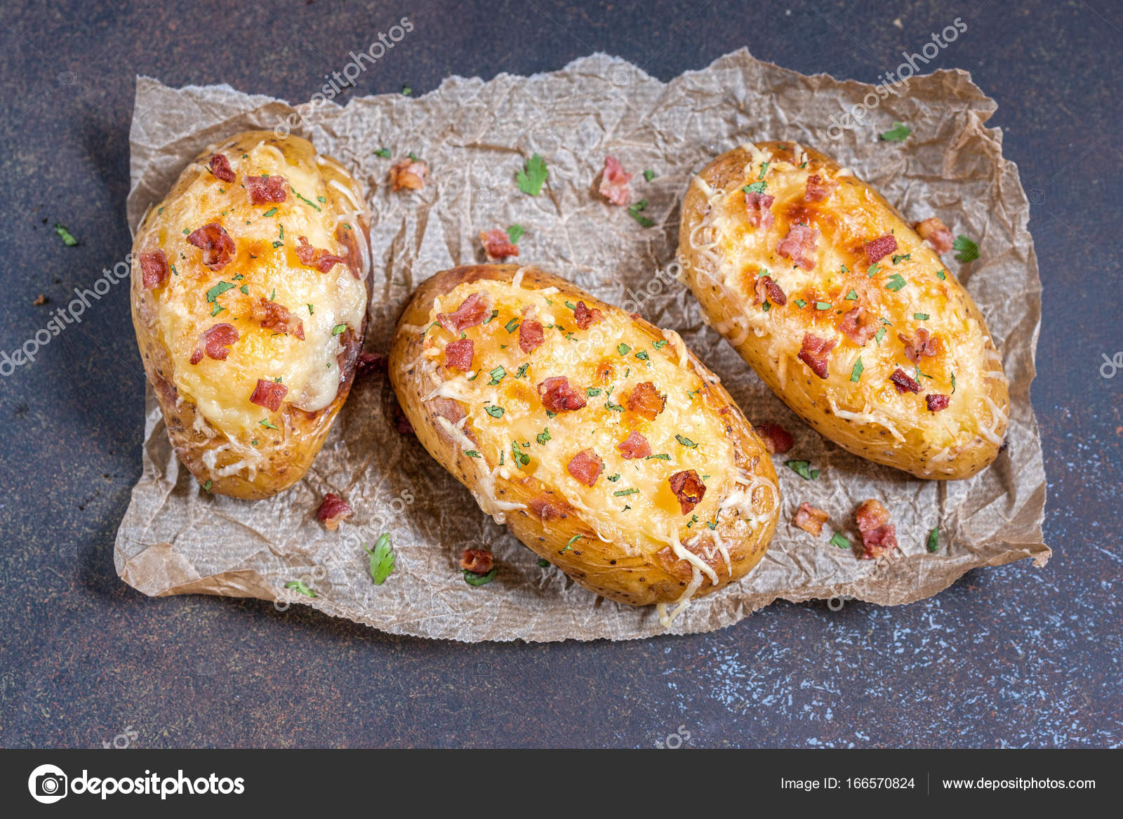 Gebackene Kartoffeln mit Speck, Käse und Zwiebeln - Stockfotografie ...