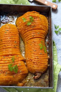 Kavrulmuş hasselback butternut squash kabak