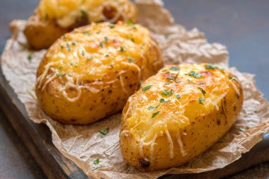 Fırında pastırma, peynir ve soğan ile dolu patates