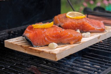 Sedir tahta Somon ızgara yemek limon ile