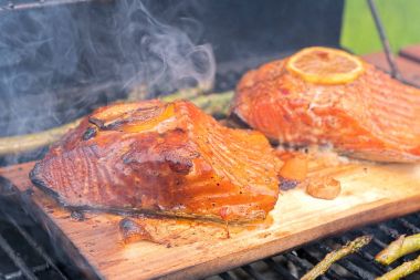 Sedir tahta Somon ızgara yemek limon ile