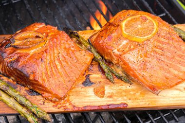 Sedir tahta Somon ızgara yemek limon ile