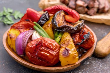 Izgara sebze salatası patlıcan, soğan, biber, kuşkonmaz, domates ile