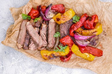 Izgara dana biftek salata renkli biber ile