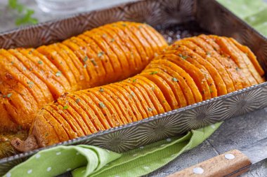 Kavrulmuş hasselback butternut squash kabak