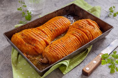 Kavrulmuş hasselback butternut squash kabak