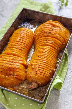 Kavrulmuş hasselback butternut squash kabak