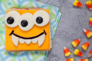 Çocuklar öğle yemeği bir tablo için komik sandviç